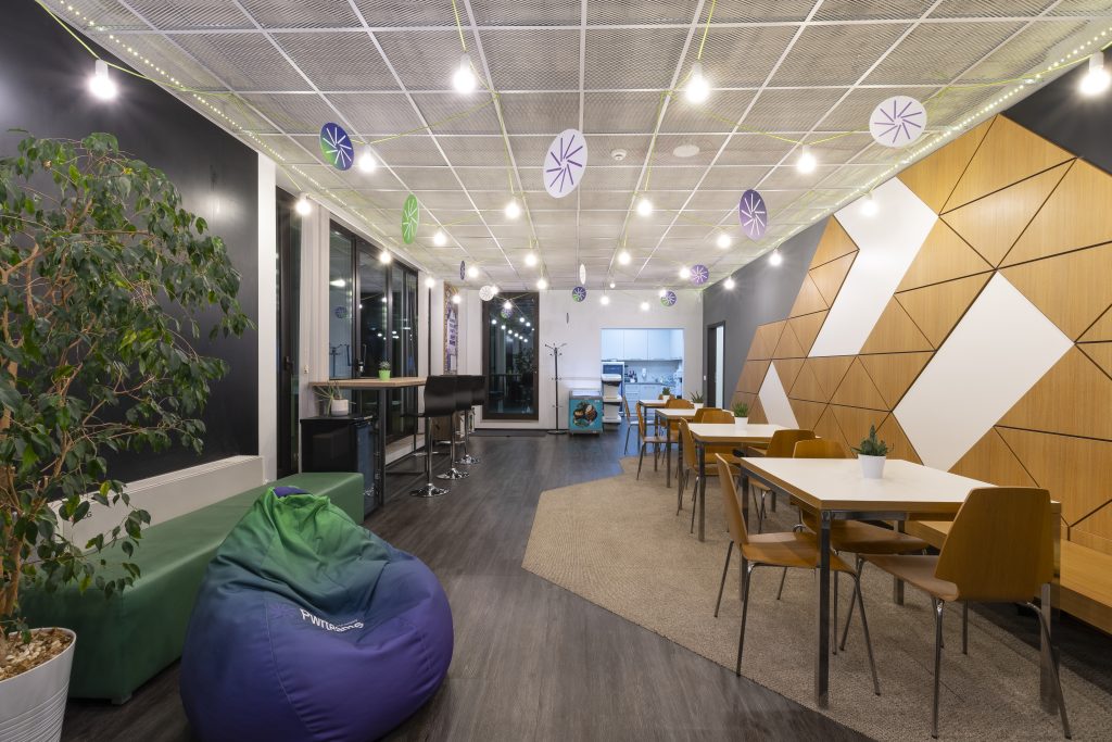 Офис пространство с работни станции