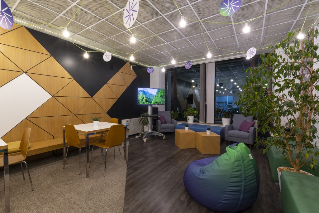 Офис с бюра и зона за почивка