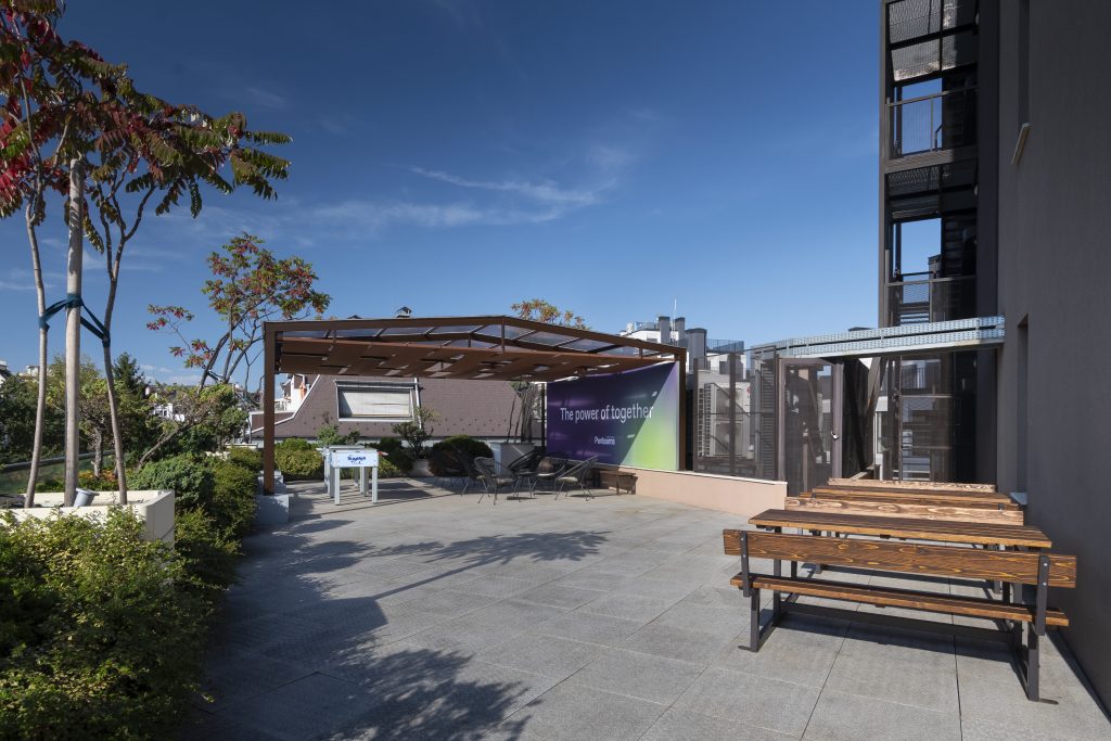 Офис пространство с работни станции