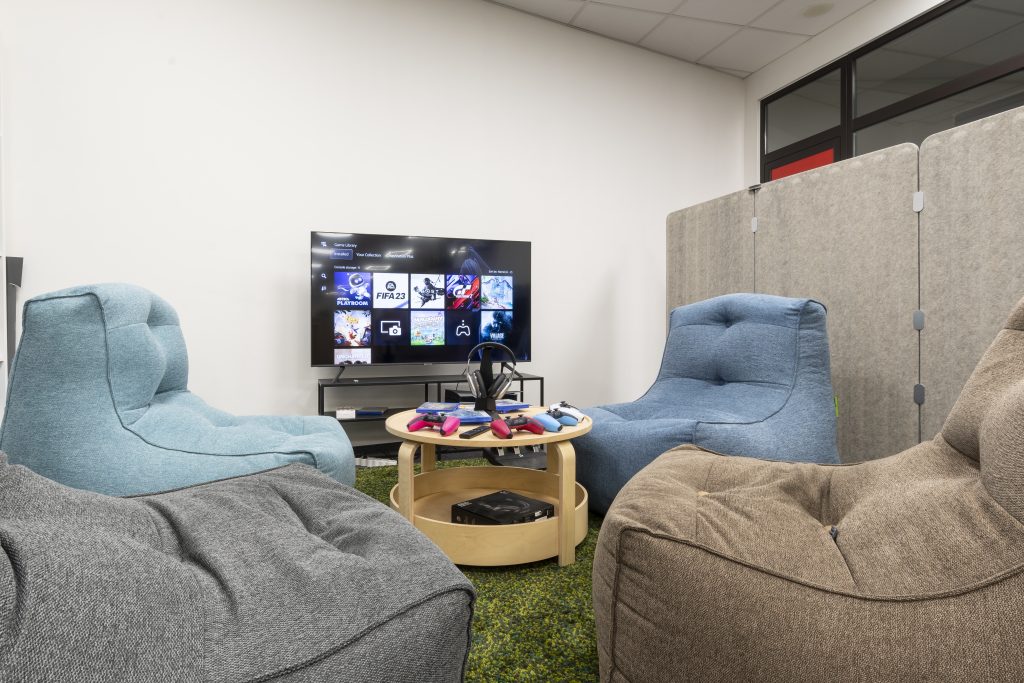 Офис пространство с работни станции